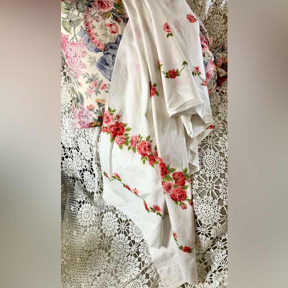 Vintage 1970's Steven Utica Mohawk Rosebower famous fine linen flat sheet. Twin